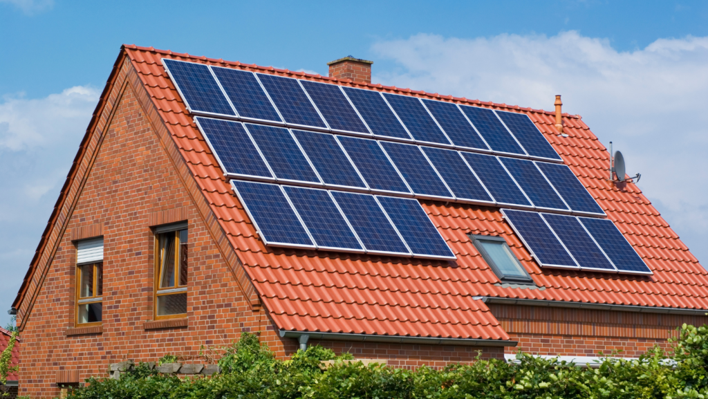 Quantas placas solares são necessárias para fornecer energia à minha residência?