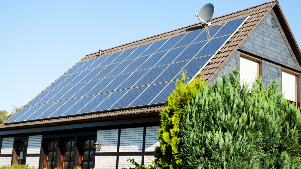 Qual a diferença entre instalação do painel solar no telhado e no solo?